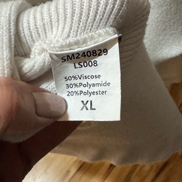 Elegant Cream Turtleneck Sweater - Picture 4 of 4